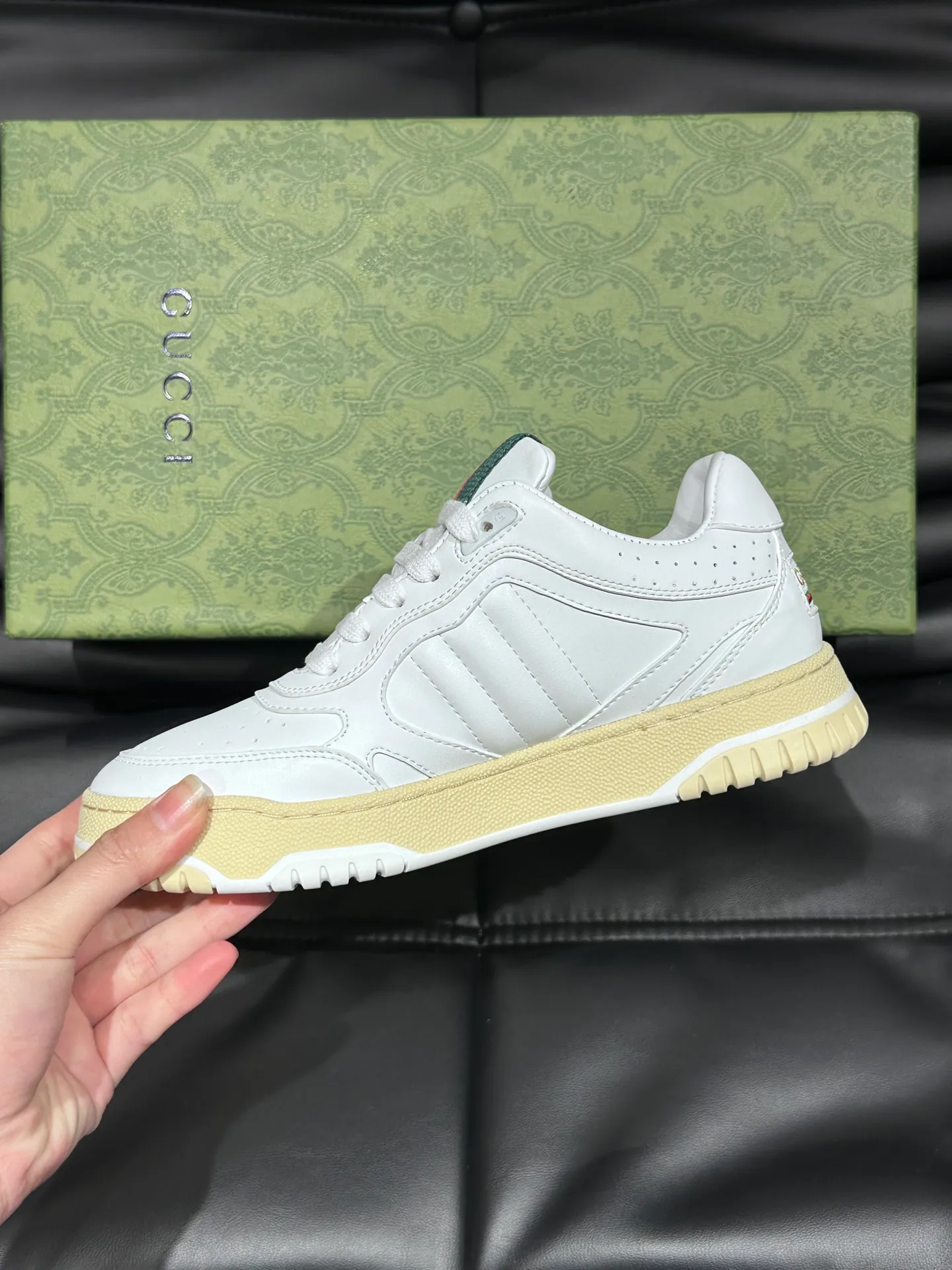 p480 Men's Men's Shoes Gucc*Gucci Re-Web series👫Couple's webbed leather sneakers, as the first sneakers created by Sabato De Sarno for Gucci, the Re-Web series reinterprets the brand's classic stripes, and sets off the modern silhouette design with bold and unique details. This shoe is crafted from iconic classic GG canvas and white leather. This new sneaker is ingeniously decorated with many of the brand's classic details, and is equipped with a bright red and green webbing tongue, which will make people fall in love at first sight. Yuan Size: Female 35-40 Male 39-44 (can be customized to 45, 46